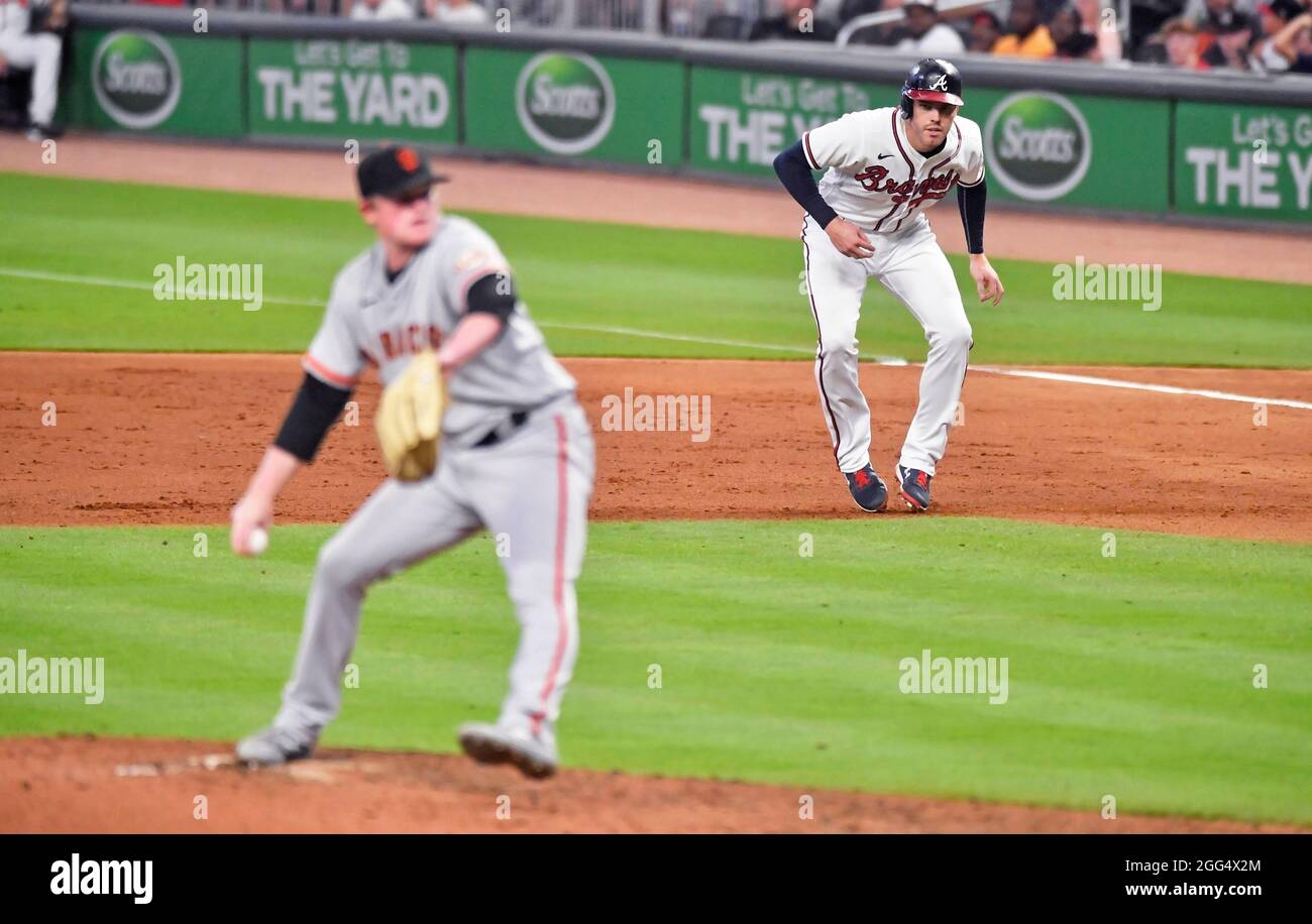 Atlanta, GA, USA. August 2021. Atlanta Braves erster Baseman Freddie Freeman beobachtet einen Pitch, während er versucht, die zweite Basis während des sechsten Innings eines MLB-Spiels gegen die San Francisco Giants im Truist Park in Atlanta, GA, zu stehlen. Austin McAfee/CSM/Alamy Live News Stockfoto