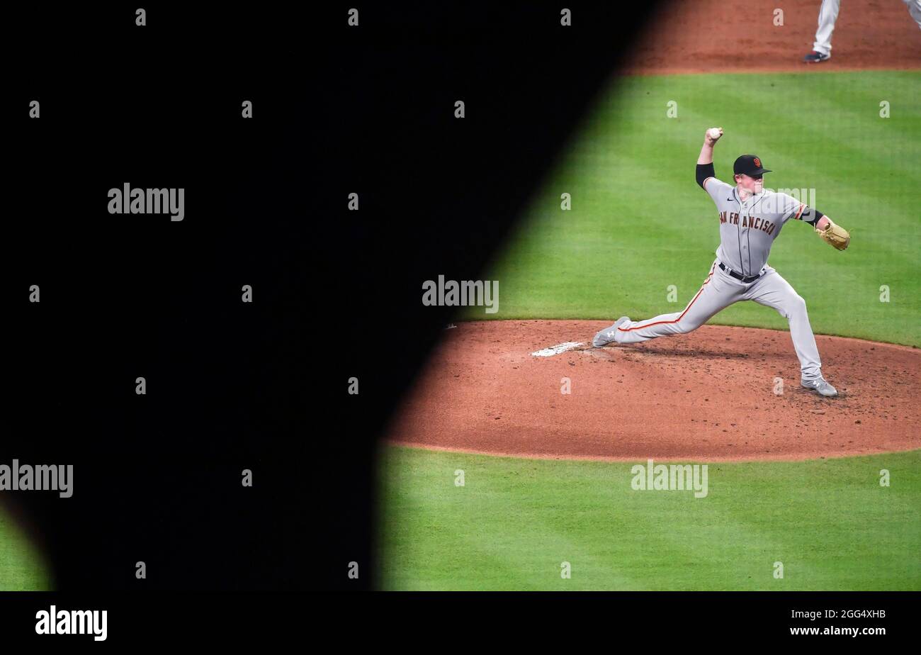 Atlanta, GA, USA. August 2021. San Francisco Giants Pitcher Logan Webb liefert während des dritten Innings eines MLB-Spiels gegen die Atlanta Braves im Truist Park in Atlanta, GA, einen Pitch aus. Austin McAfee/CSM/Alamy Live News Stockfoto