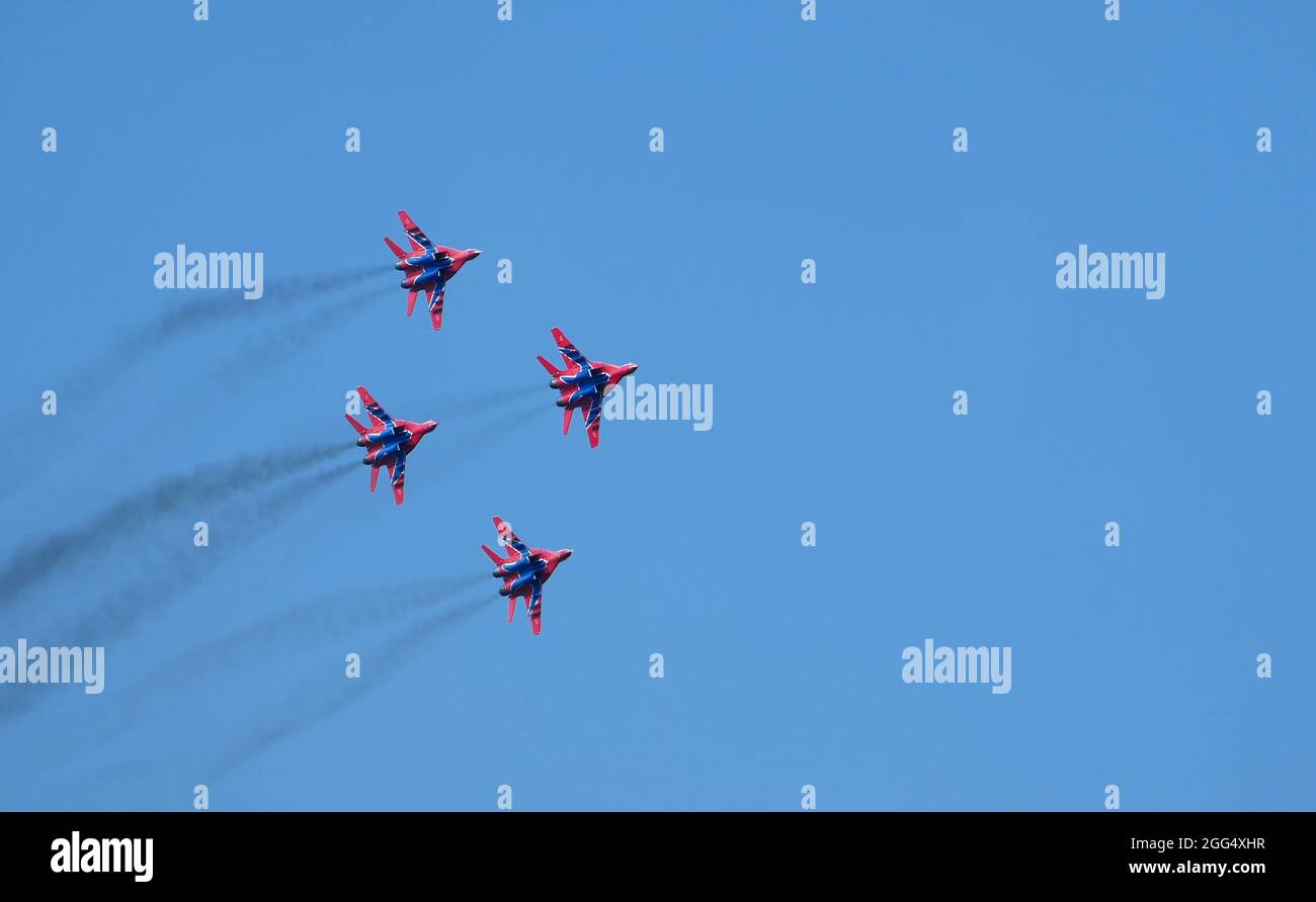 Nischni Nowgorod, Russland, 08.14, 2021.Flugshow. Kunstflug-Team Swifts, Vorführungen. Militärflugzeug Mig 29 am Himmel über der Stadt. H Stockfoto