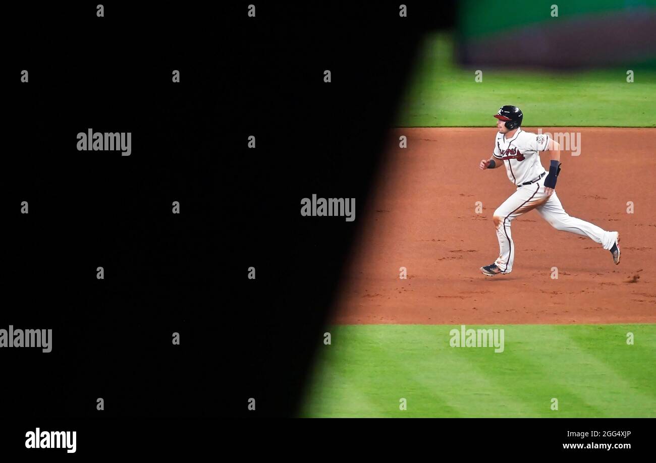 Atlanta, GA, USA. August 2021. Atlanta Braves dritter Baseman Austin Riley läuft während des dritten Innings eines MLB-Spiels gegen die San Francisco Giants im Truist Park in Atlanta, GA, auf die zweite Basis zu. Austin McAfee/CSM/Alamy Live News Stockfoto