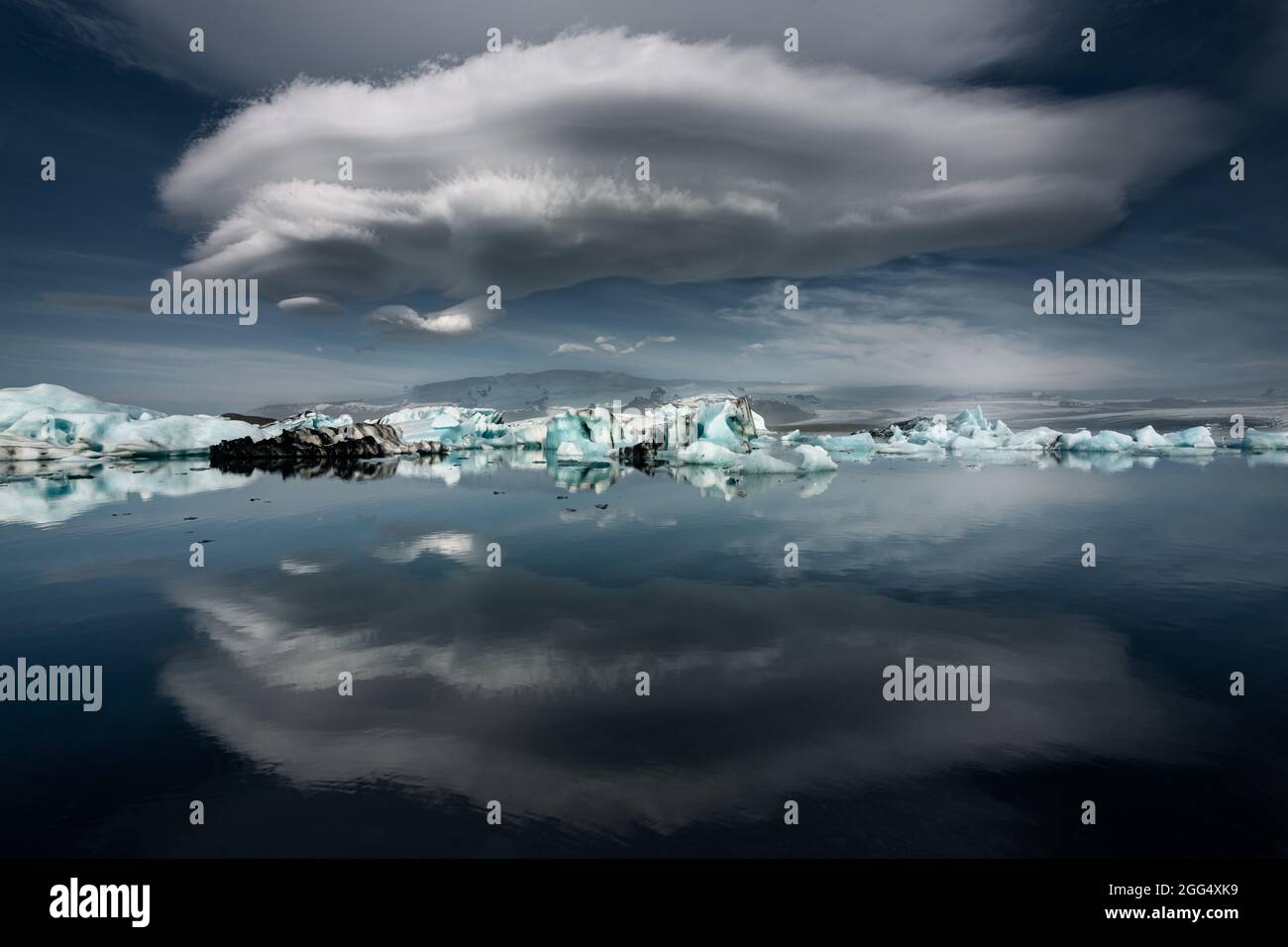 Beeindruckende Spiegelung von linsenförmigen Wolken in der Jökulsarlon Gletscherlagune. Stockfoto