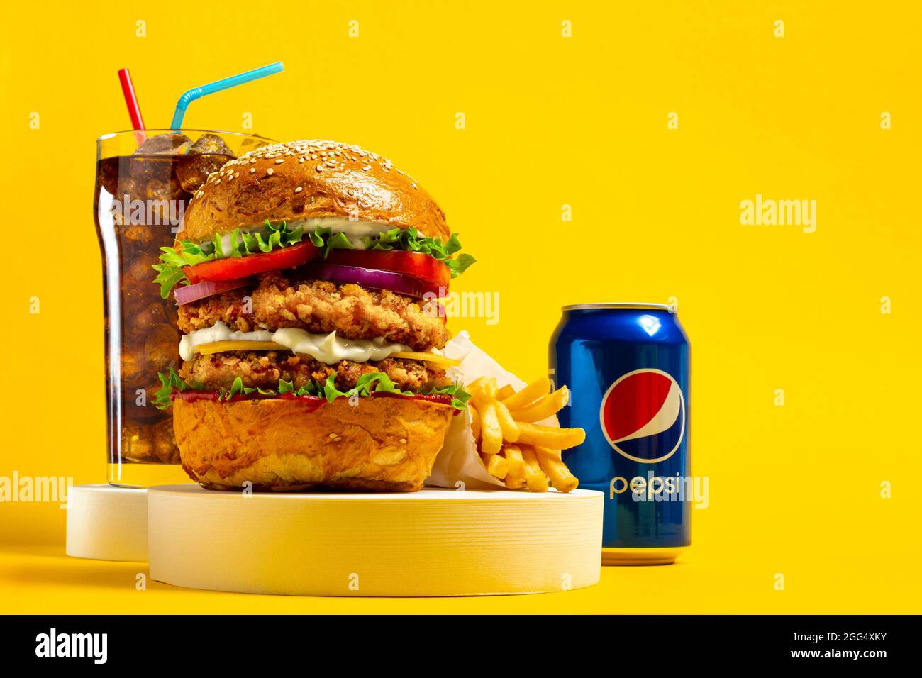 UKRAINE, KIEW - 24. AUGUST 2021: Großer Burger mit Chicken Cutlet, Pommes und Pepsi Cola Stockfoto