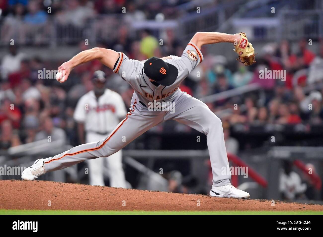 Atlanta, GA, USA. August 2021. Der Pitcher der San Francisco Giants Tyler Rogers liefert während des achten Innings eines MLB-Spiels gegen die Atlanta Braves im Truist Park in Atlanta, GA, einen Pitch aus. Austin McAfee/CSM/Alamy Live News Stockfoto