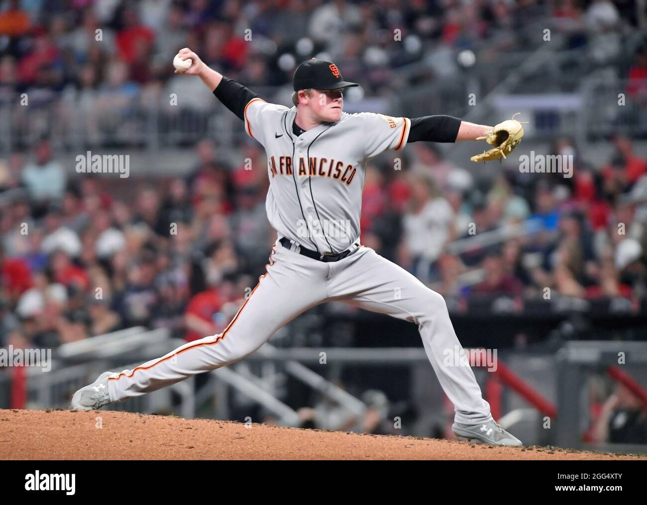Atlanta, GA, USA. August 2021. San Francisco Giants Pitcher Logan Webb liefert einen Pitch während des siebten Innings eines MLB-Spiels gegen die Atlanta Braves im Truist Park in Atlanta, GA. Austin McAfee/CSM/Alamy Live News Stockfoto