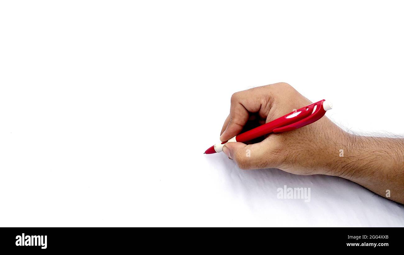 Die Hand eines Mannes hält den Stift und schreibt auf einem virtuellen Bildschirm, isoliert auf weißem Hintergrund Stockfoto