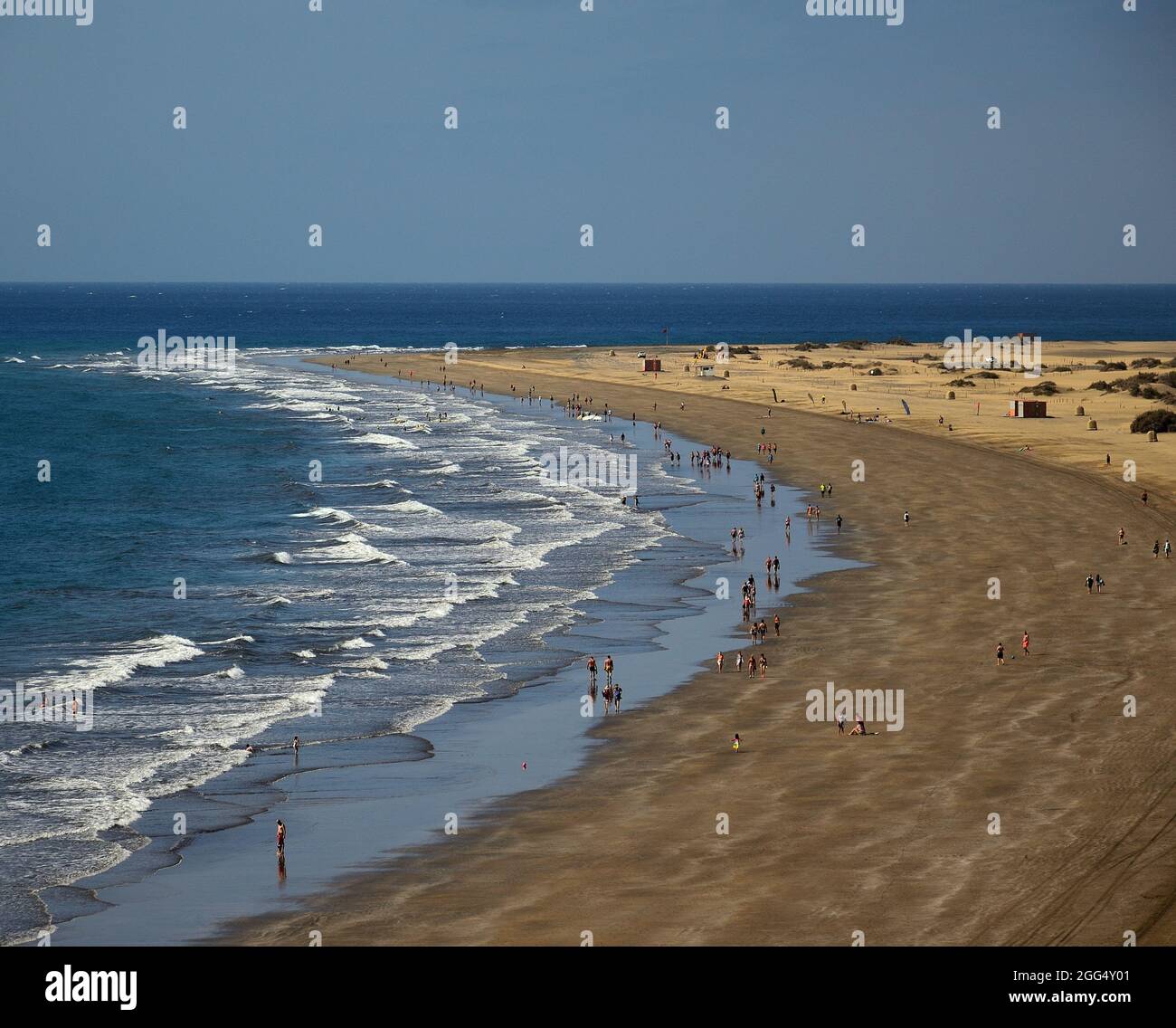 Großer Sandstrand mit Spaziergängen entlang der Küste, Playa del Ingles, südlich von Gran Canaria, Kanarische Inseln, Spanien Stockfoto