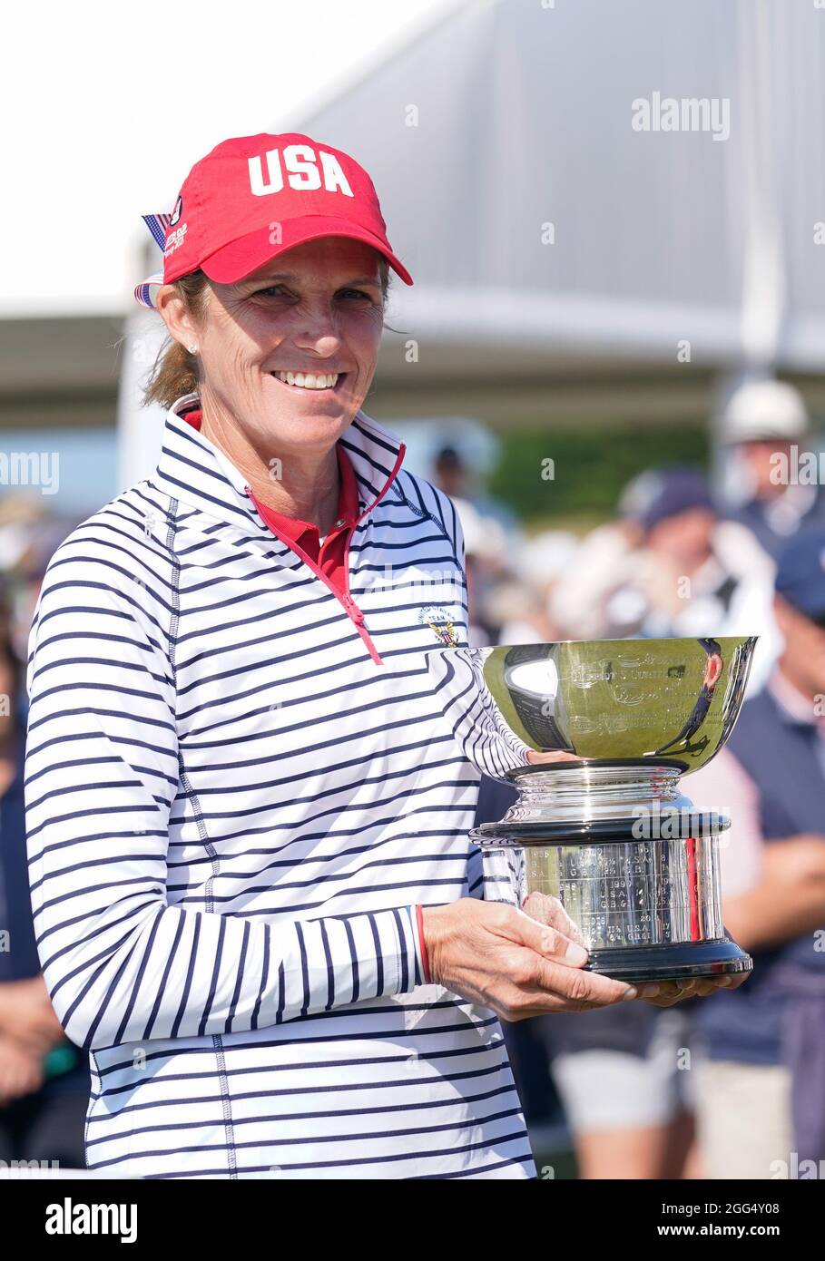 Captain Sarah Ingram vom Team USA hält die Curtis Cup Trophy, nachdem sie das Spiel 12.5 zu 7.5 nach dem Curtis Cup Day 3 2021 - Singles in Conwy Gol gewonnen hat Stockfoto