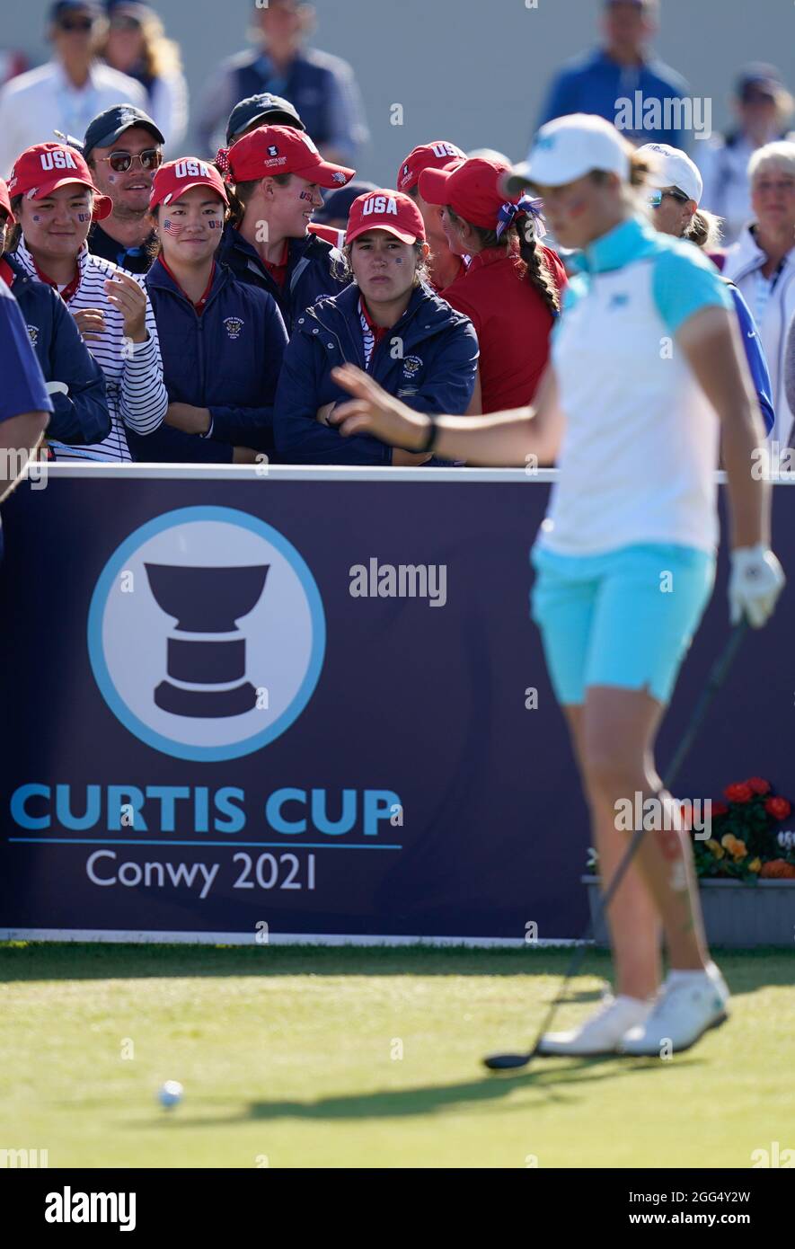 Das Team USA beobachtet, wie der letzte Tag während des Curtis Cup Day 3 2021 beginnt - Singles im Conwy Golf Club, Conwy, Wales am Samstag, den 28. August 2021. (Ste Stockfoto