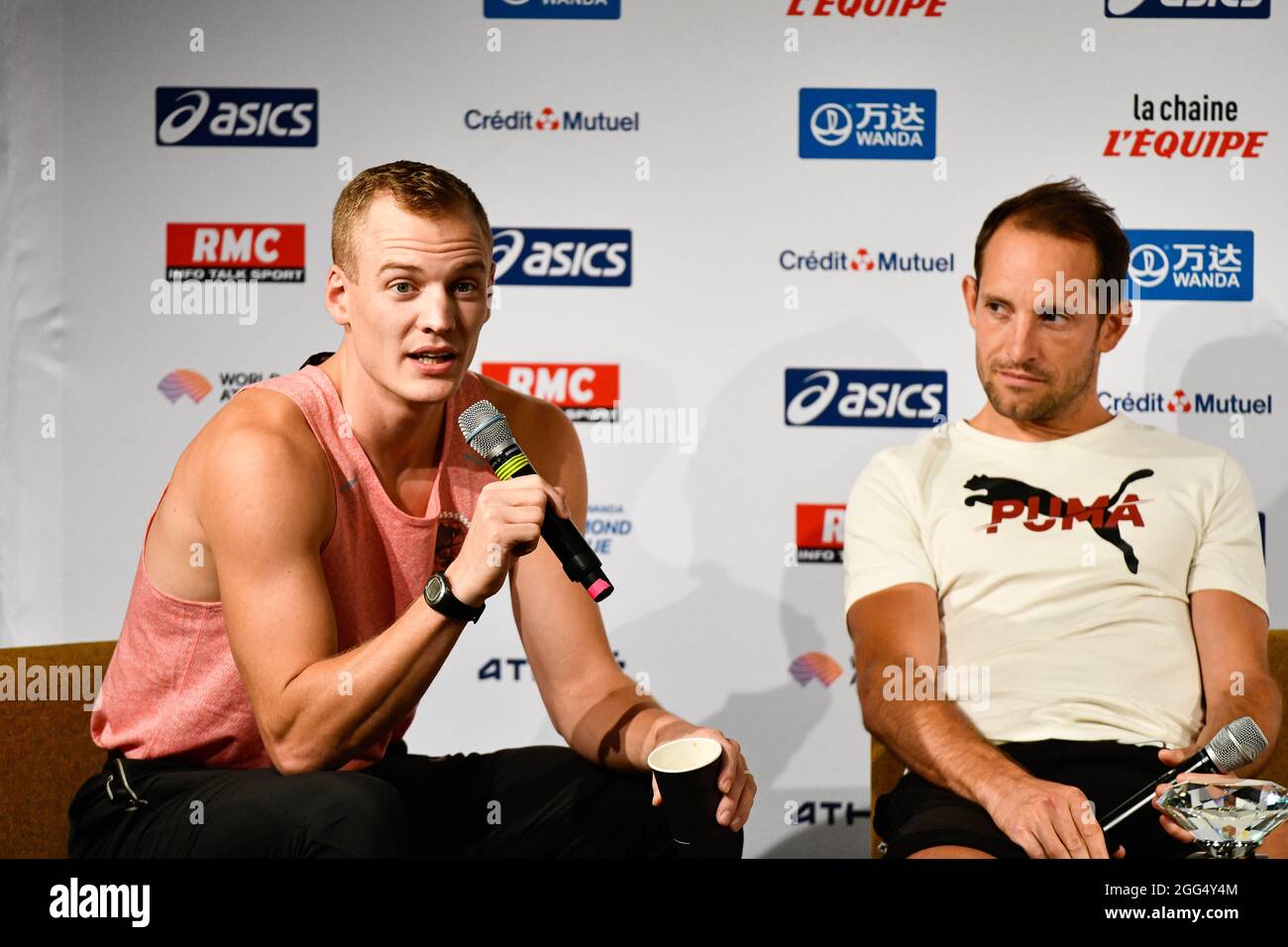 Sam Kendricks (Men's Pole Vault) aus den Vereinigten Staaten von Amerika (USA) (links) und Renaud Lavillenie aus Frankreich nehmen an der Pressekonferenz vor dem Meeting de Paris, der IAAF Wanda Diamond League, dem Meeting de Paris Athletics Event im Pullman Bercy Hotel in Paris, Frankreich, am 27. August Teil. 2021 - Foto Victor Joly / DPPI Stockfoto