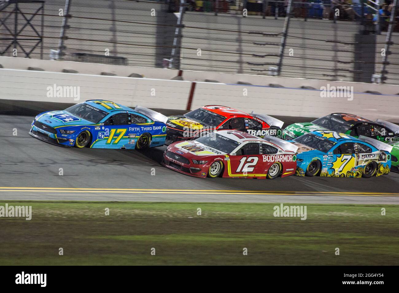 28. August 2021: Der Fahrer der NASCar Cup Series, Chris Buescher (17), und Ryan Blaney (12), Fahrer der NASCar Cup Series, Rennen beim letzten Neustart des Coke Zero Sugar 400 auf dem Dadaona International Speedway in Daona, FL. Jonathan Huff/CSM Stockfoto