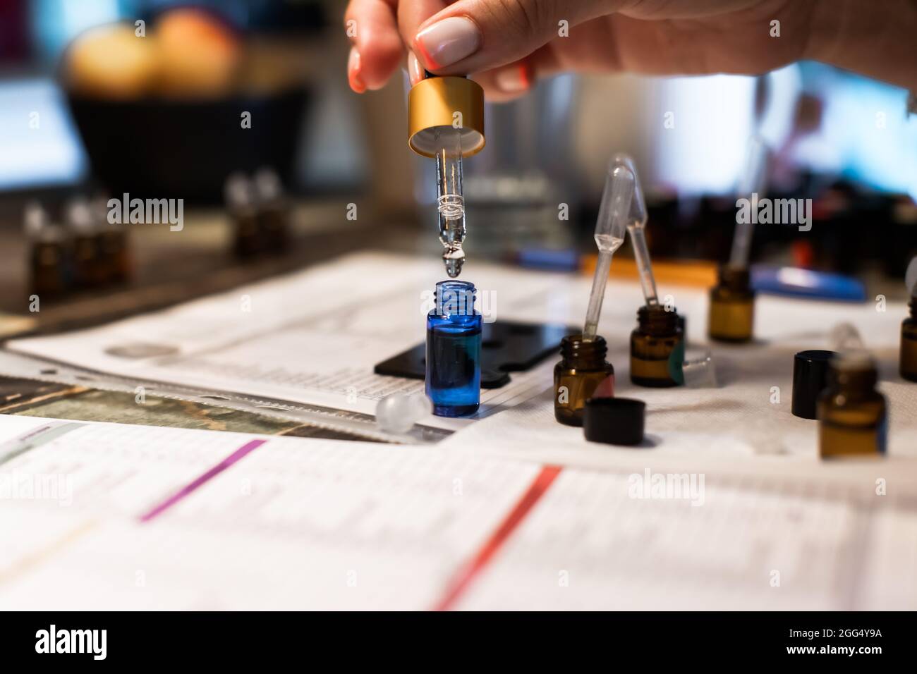 Verdünnung des Öls mit einer Pipette mit einer Flasche Stockfoto