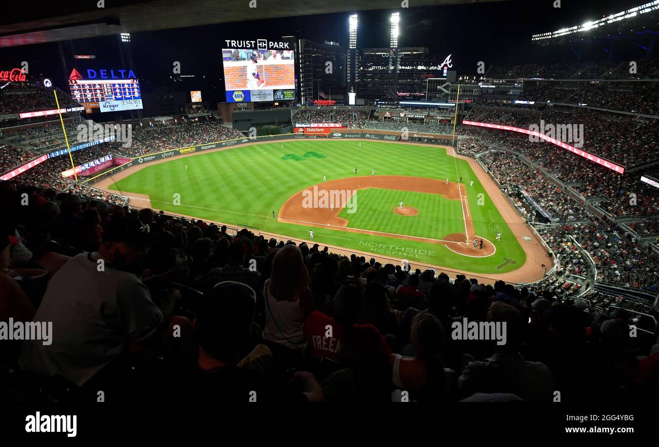 Atlanta, GA, USA. August 2021. Fans besuchen ein MLB-Spiel zwischen den San Francisco Giants und Atlanta Braves im Truist Park in Atlanta, GA. Austin McAfee/CSM/Alamy Live News Stockfoto