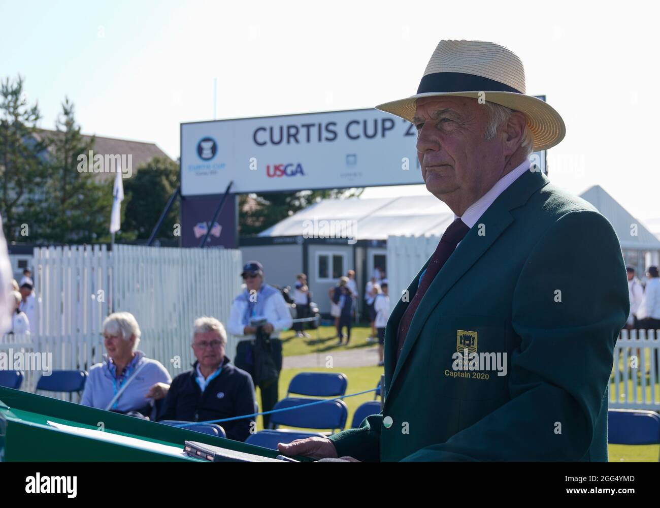 Der Kapitän des Conwy Golf Club JR Jones fungiert als Ansager auf dem ersten Abschlag während des Curtis Cup Day 3 2021 - Singles im Conwy Golf Club, Conwy, Wales am Samstag Stockfoto