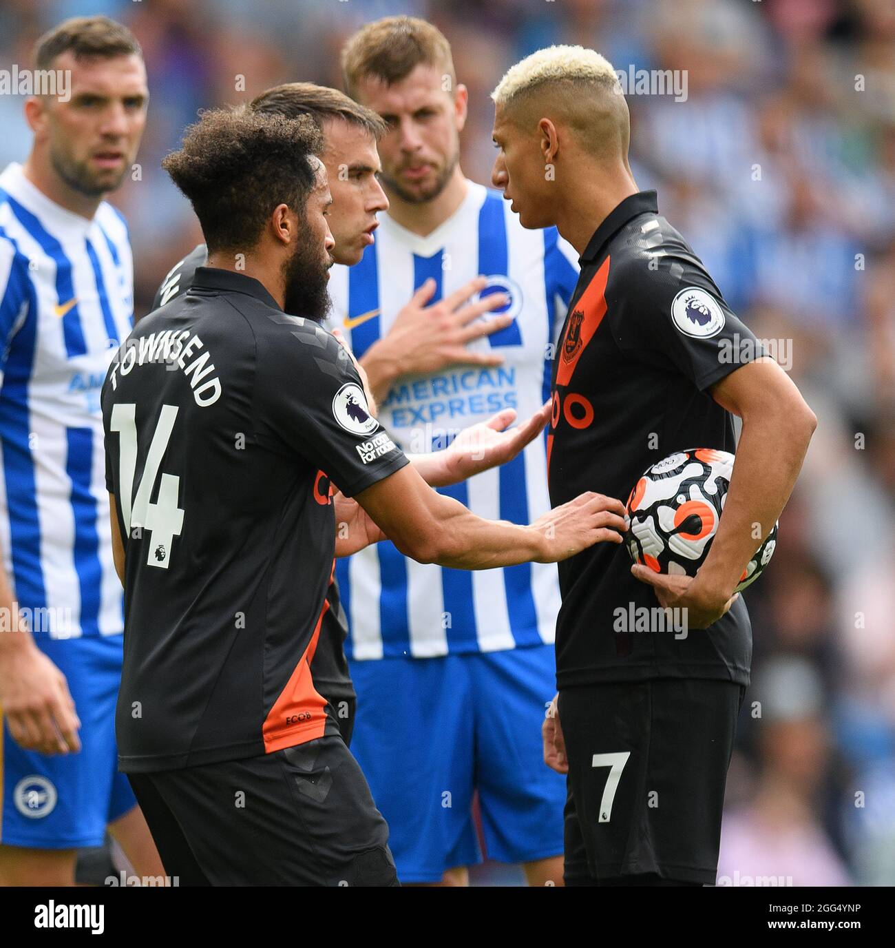 28. August 2021 - Brighton & Hove Albion gegen Everton - Premier League AUF dem Platz zwischen Evertons Richarlison und Captain Seamus Coleman findet EINE Reihe statt, da Richarlison darauf besteht, anstelle des regulären Elfmeterers Calvert-Lewin die Strafe zu übernehmen und sich weigert, während des Premier-Jahres irgendjemandem den Ball zu geben Ligaspiel im Amex Stadium, Brighton. Andros Townsend ist dabei, den Ball schnell aus Richarlisons Händen zu schieben. Bildnachweis : © Mark Pain / Alamy Live News Stockfoto