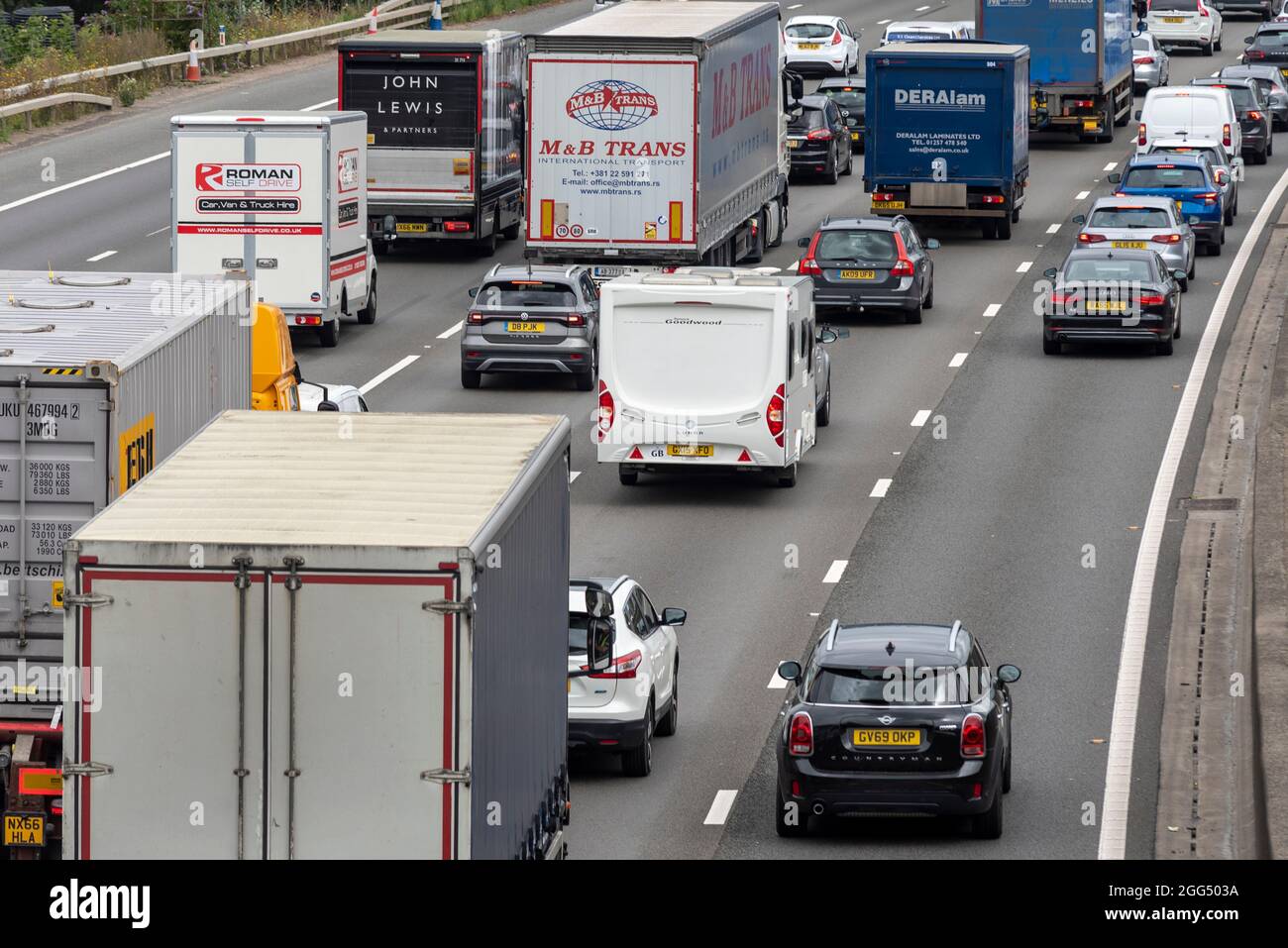 Karawanenurlauber im Verkehr auf der M25 in der Nähe von Heathrow, um an einem Feiertagswochenende zu feiern. Starker Verkehr Stockfoto