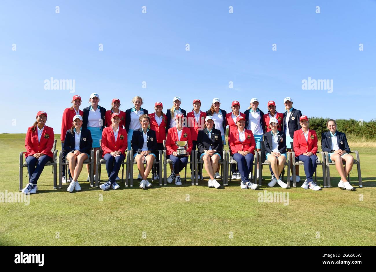 Team USA und Team GB&I posieren für ein Teamfoto nach dem Spiel Team USA gewinnt den Curtis Cup 12.5 Punkte auf 7.5 Punkte beim Curtis Cup 2021 Tag 3 - Stockfoto