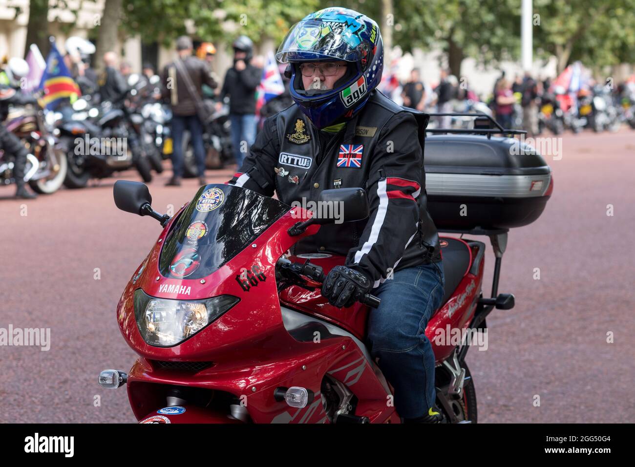 Der britische Veteran sah während der Demonstration sein Motorrad in Richtung Buckingham Palace fahren.der Motorradfahrer-Protest wurde von Rolling Thunder UK organisiert, bestehend aus einer Gemeinschaft von Veteranen der britischen Streitkräfte, von denen einige während des Konflikts in Nordirland zum Kampf nach Nordirland geschickt wurden. In den letzten Jahren hat die britische Regierung Strafverfolgungen von 6 Veteranen eingeleitet, die während ihrer Dienstzeit des unnötigen Tötens verdächtigt werden. Die Reihe von Ermittlungen hat die Veteranengemeinde verärgert, da diese Tötungen zu der Zeit als rechtmäßig erachtet wurden. Die Gruppe organisierte einen mot Stockfoto