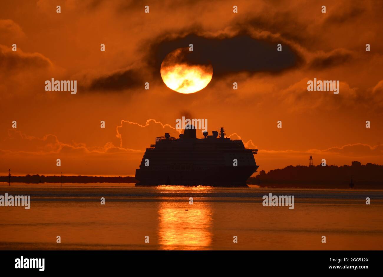 29/08/2021 Tilbury UK Saga-Kreuzschiff Spirit of Adventure in Gravesend erreichen, wie die Sonne an einem Sommerferien-Wochenende aufgeht. Stockfoto