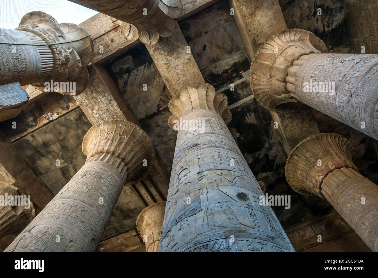 Gravierte Reliefs und Hieroglyphen auf den riesigen Steinsäulen der äußeren Hypostyle-Halle im Tempel des Horus bei E Stockfoto