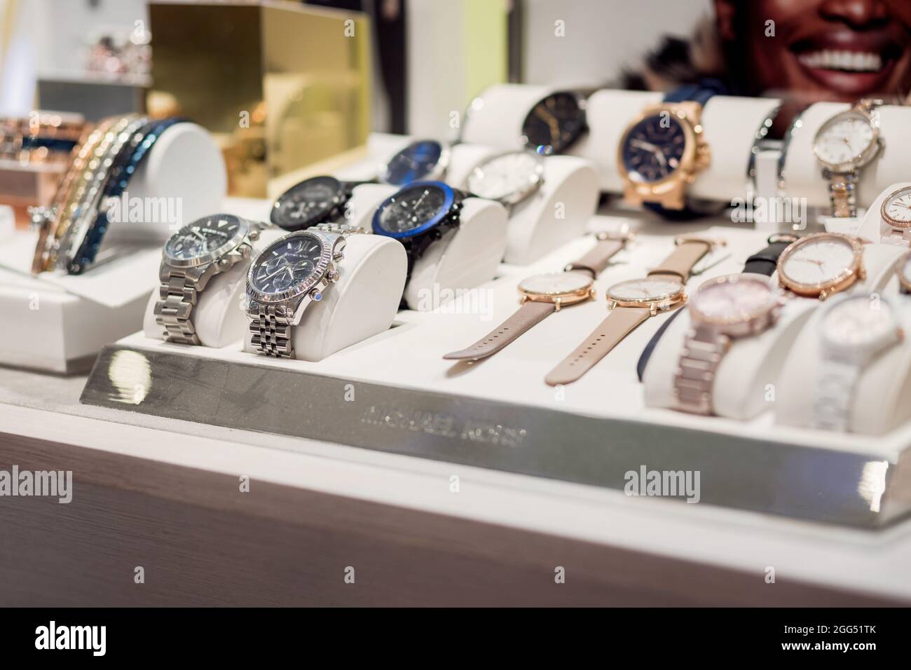 Minsk, Weißrussland, August 2021 - Michael Kors wacht in einem Schaufenster. Michael Kors ist ein amerikanisches Sportswear-Modedesign Stockfoto