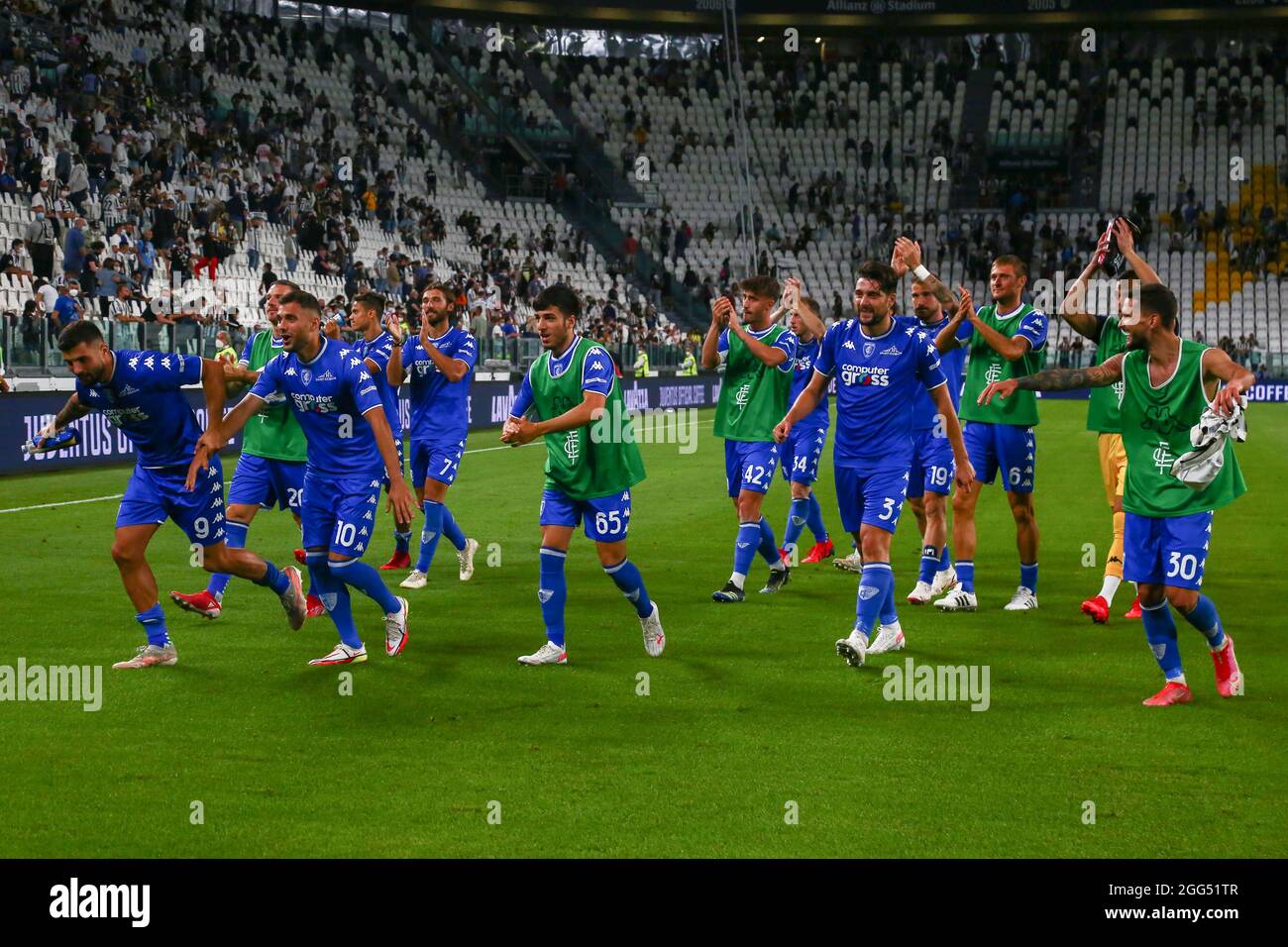 TURIN, ITALIEN, 28. AUGUST 2021. Die Spieler von Empoli feiern den Sieg nach dem Spiel zwischen Juventus FC und Empoli FC im Allianz Stadium. Endergebnis: 0-1. Kredit: Massimiliano Ferraro/Medialys Images/Alamy Live Nachrichten Stockfoto