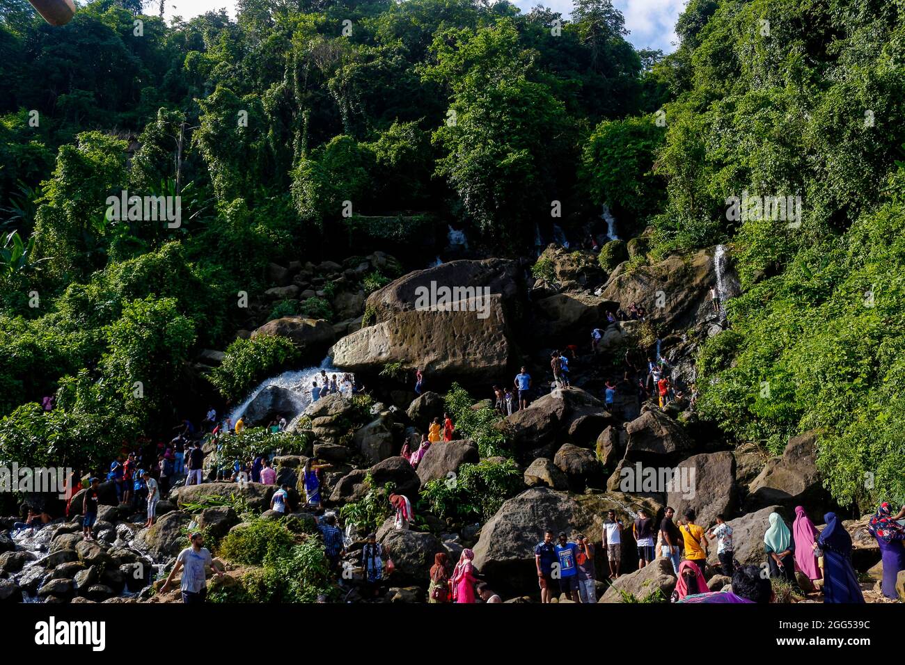 Touristen genießen das Wasser und die natürliche Schönheit des Pinyin-Flusses von Jaflong in der Nähe von Meghalaya in Indien, nach dem Rückzug der Covid19-Sperre. Sylhet, Bangladesch. Stockfoto