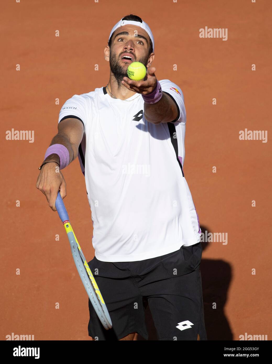 Der italienische Tennisspieler Matteo Berrettini (ITA) spielt einen Service Shot, das Tennisturnier French Open 2021, Paris, Frankreich Stockfoto