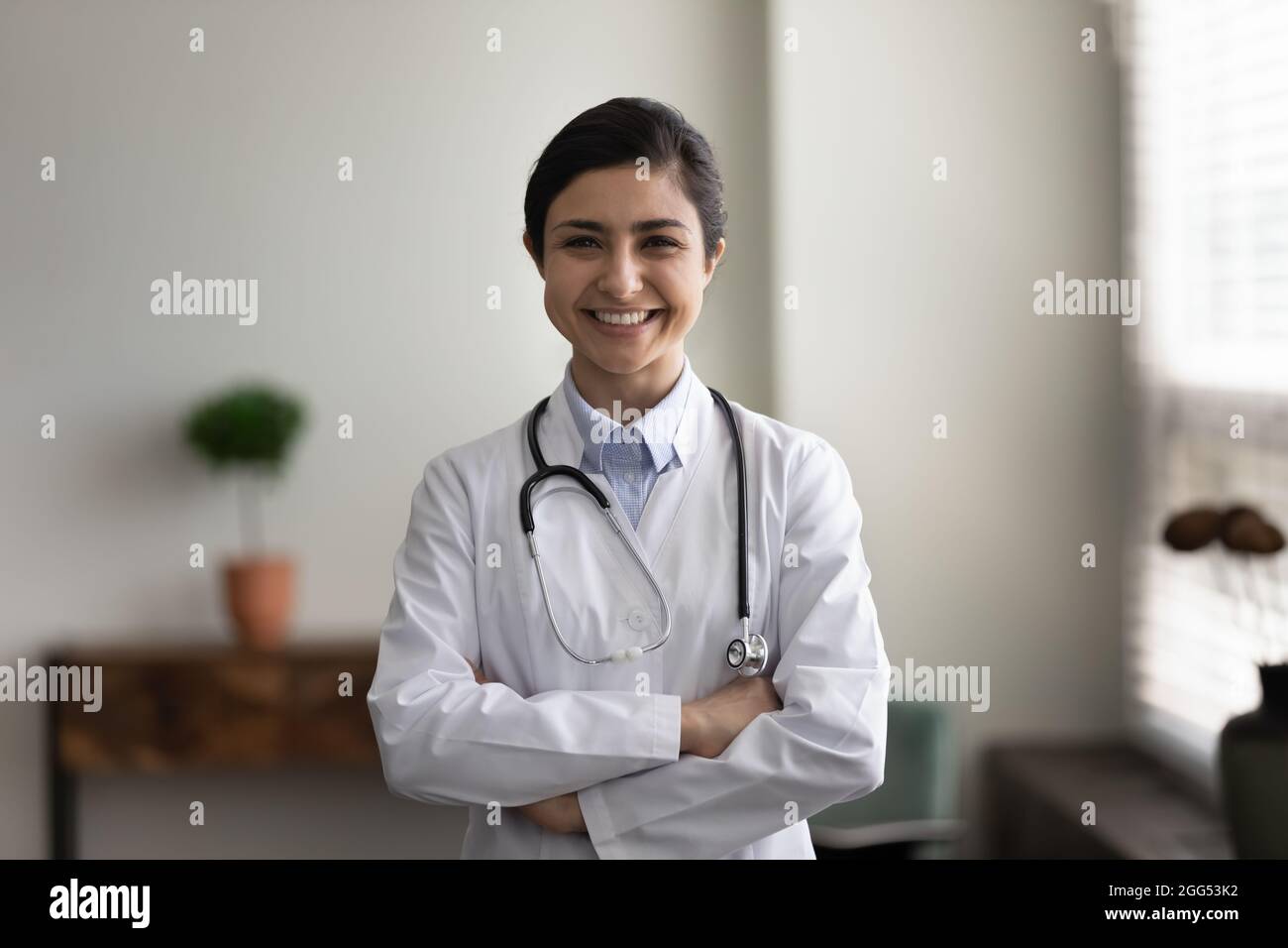 Porträt einer lächelnden, selbstbewussten jungen indischen Ärztin. Stockfoto