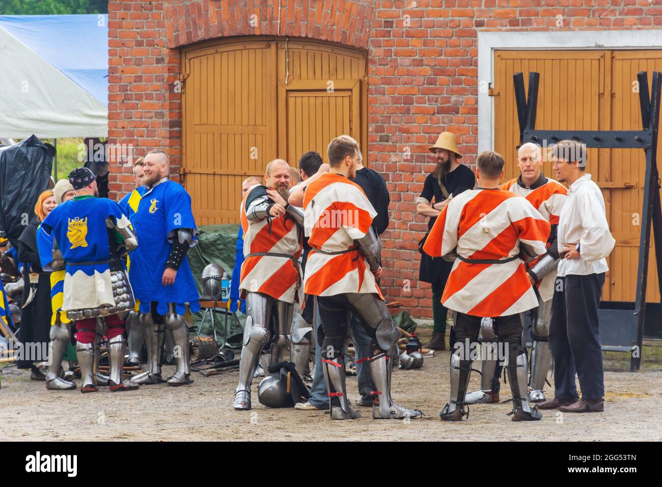Mittelalterliche Kampfsportkämpfer beim Medieval Festival 2021 in Hämeenlinna Finnland Stockfoto