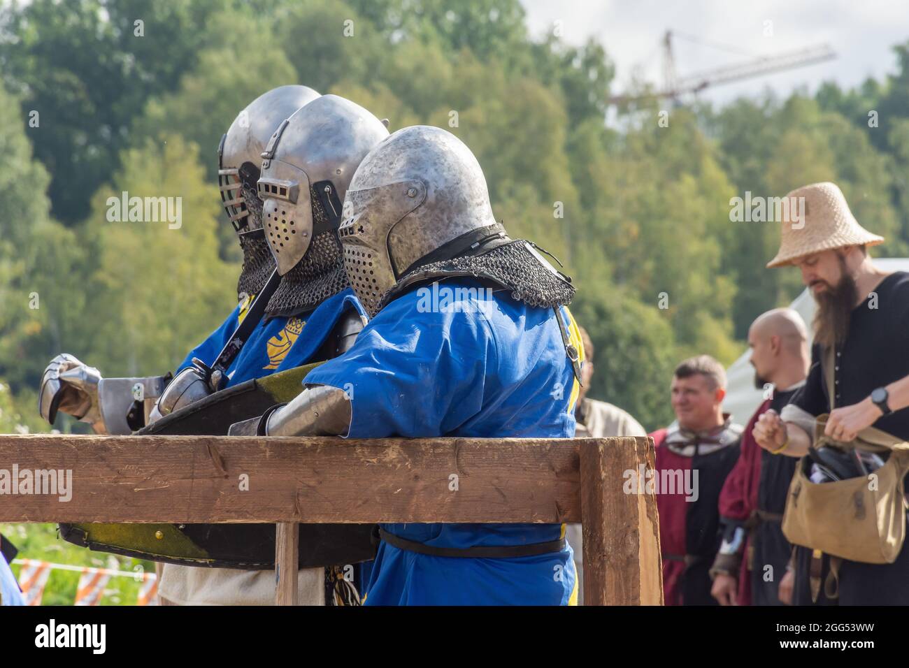 Mittelalterliche Kampfsportkämpfer beim Medieval Festival 2021 in Hämeenlinna Finnland Stockfoto