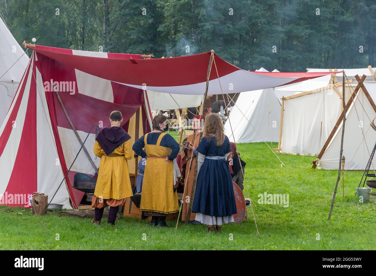 Wikingerdörfinnen beim Mittelalterfest 2021 in Hämeenlinna Finnland Stockfoto