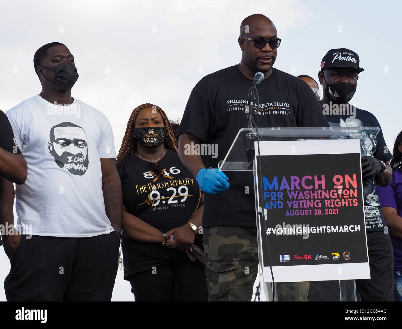 28. August 2021, Washington, District of Columbia, USA: Philonise Floyd (auf dem Podium) und Rechtsanwalt Ben Crump drängten auf die Verabschiedung des George Floyd Policing Act und auf dem Marsch für Washington und die Stimmrechte am 58. Jahrestag des Marsches gegen Washington zu stimmen. (Bild: © Sue Dorfman/ZUMA Press Wire) Stockfoto