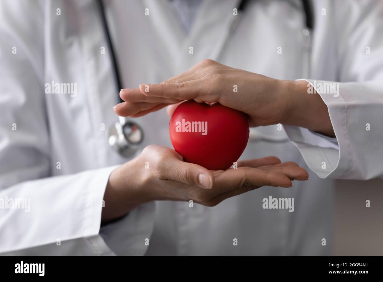 Nahaufnahme weibliche junge Ärztin mit Herzfigur. Stockfoto
