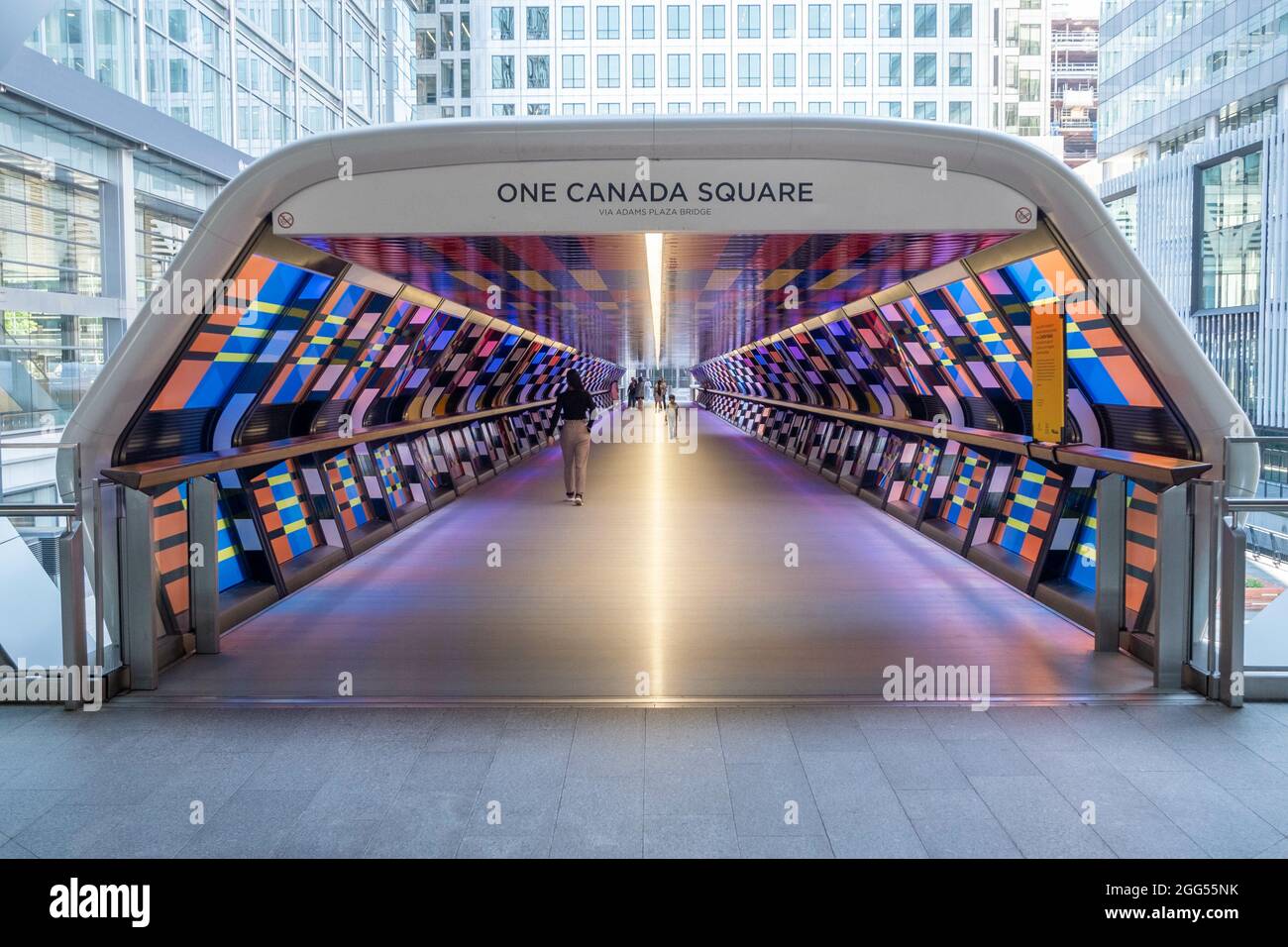 LONDON, GROSSBRITANNIEN - 10. Aug 2021: Eine Kanarienbrücke, die von Camille Walala in London, Großbritannien, in ein unglaubliches Kunstwerk verwandelt wurde Stockfoto