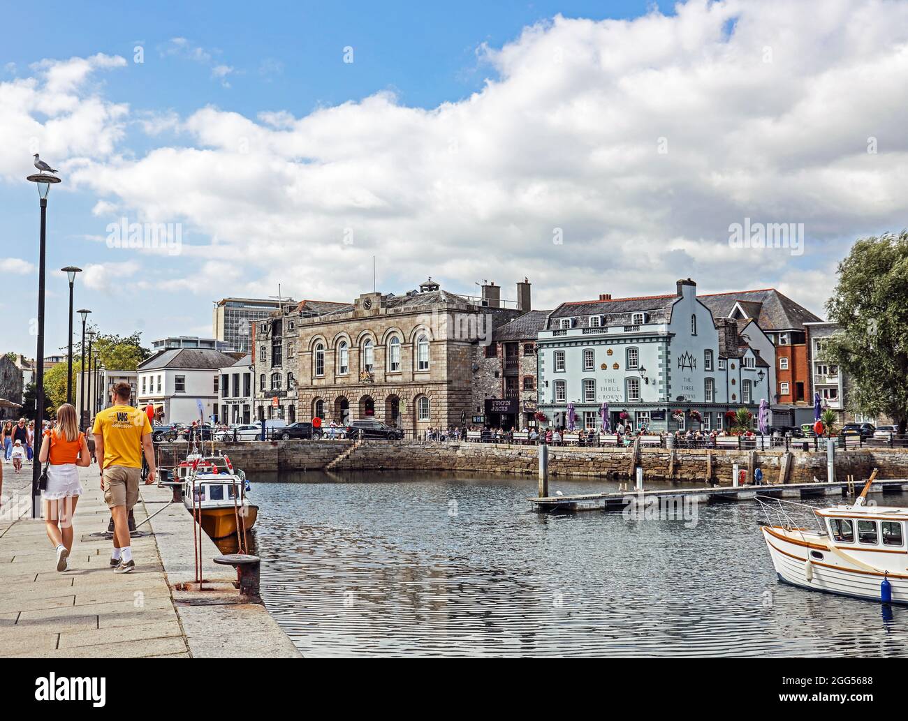 The Three Crowns; Custom House and Blues Bar im Plymouth Sutton Harbour, Innenbecken, Yachten in einem sicheren Hafen. Stockfoto