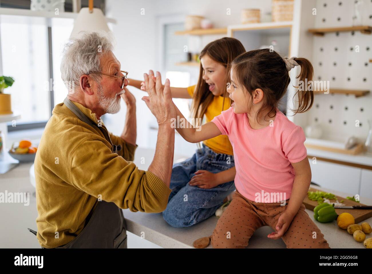 Familie, Generation Liebe und Menschen Konzept. Glückliche Großeltern Spaß mit Kindern zu Hause Stockfoto