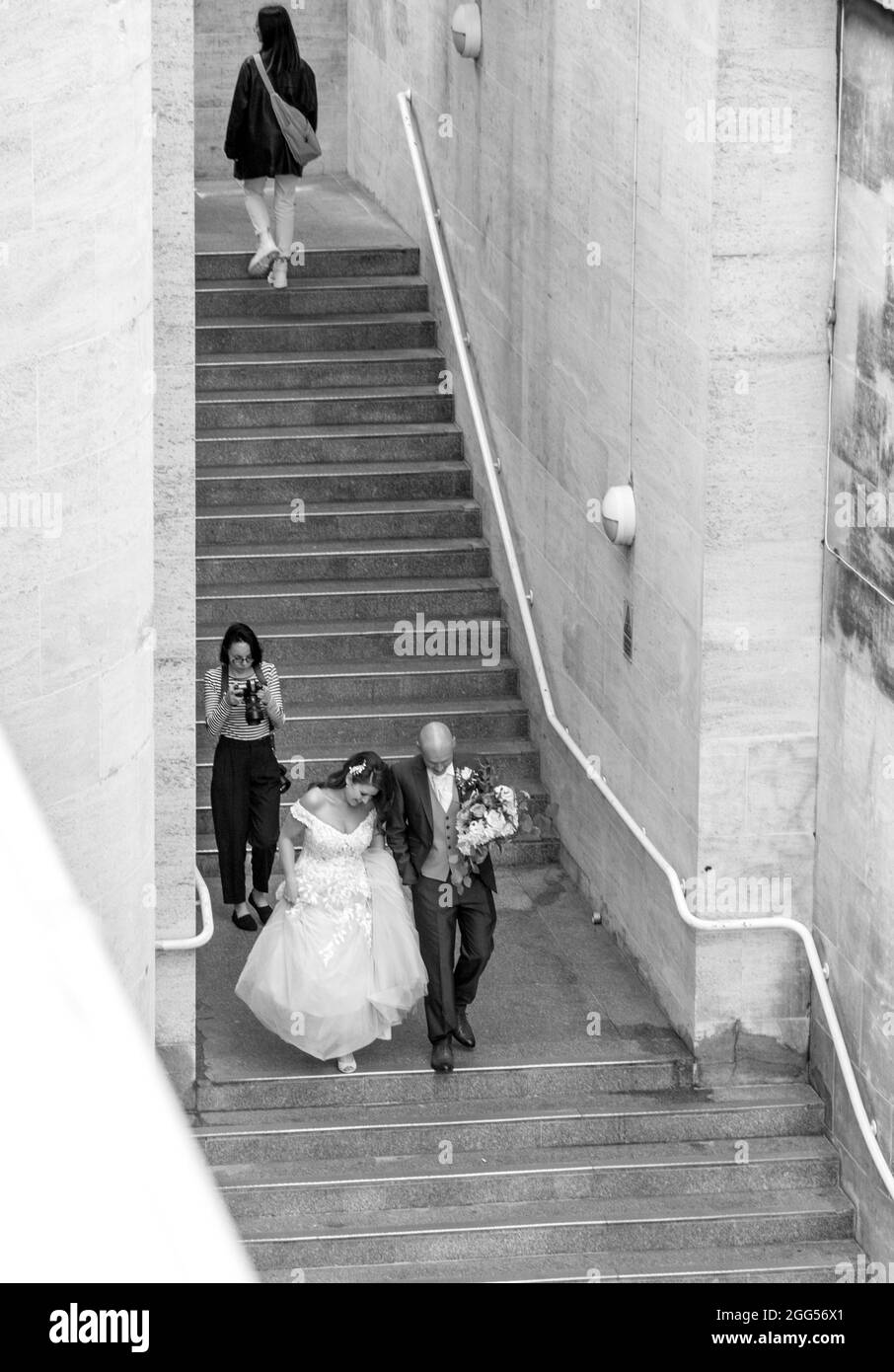 Hochzeitsfotos von Braut und Bräutigam auf den Stufen der Waterloo Bridge, London, Großbritannien Stockfoto