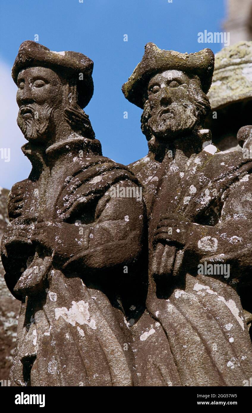 FRANKREICH. BRETAGNE. FINISTERE (29) STADT SAINT-THEGONNEC. PFARRGEHEGE (ERBAUT IM 16. JAHRHUNDERT). DETAIL EINER SKULPTUR AUF STEIN Stockfoto