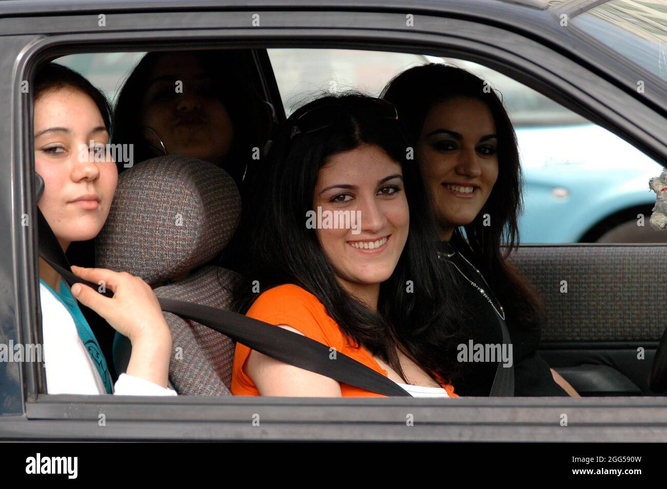 FRANKREICH. PROVENCE. BOUCHES-DU-RHONE (13) MARSEILLE, JUNGE MAGHREB-FRAUEN Stockfoto