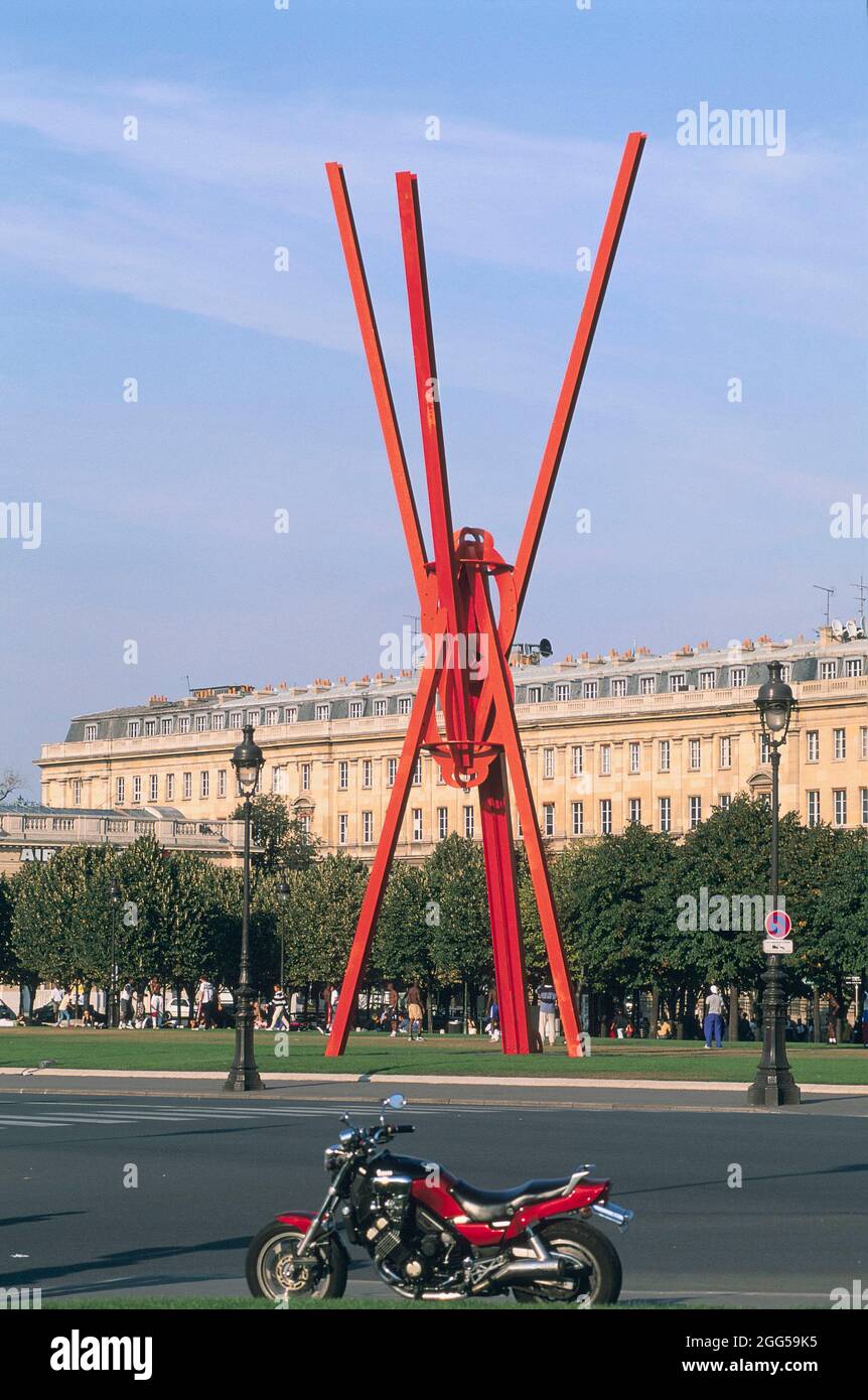 FRANKREICH. PARIS (75) 7. ARR. AUSSTELLUNG DES AMERIKANISCHEN BILDHAUERS MARK DI SUVERO 1997 AUF DER ESPLANADE DES INVALIDES Stockfoto