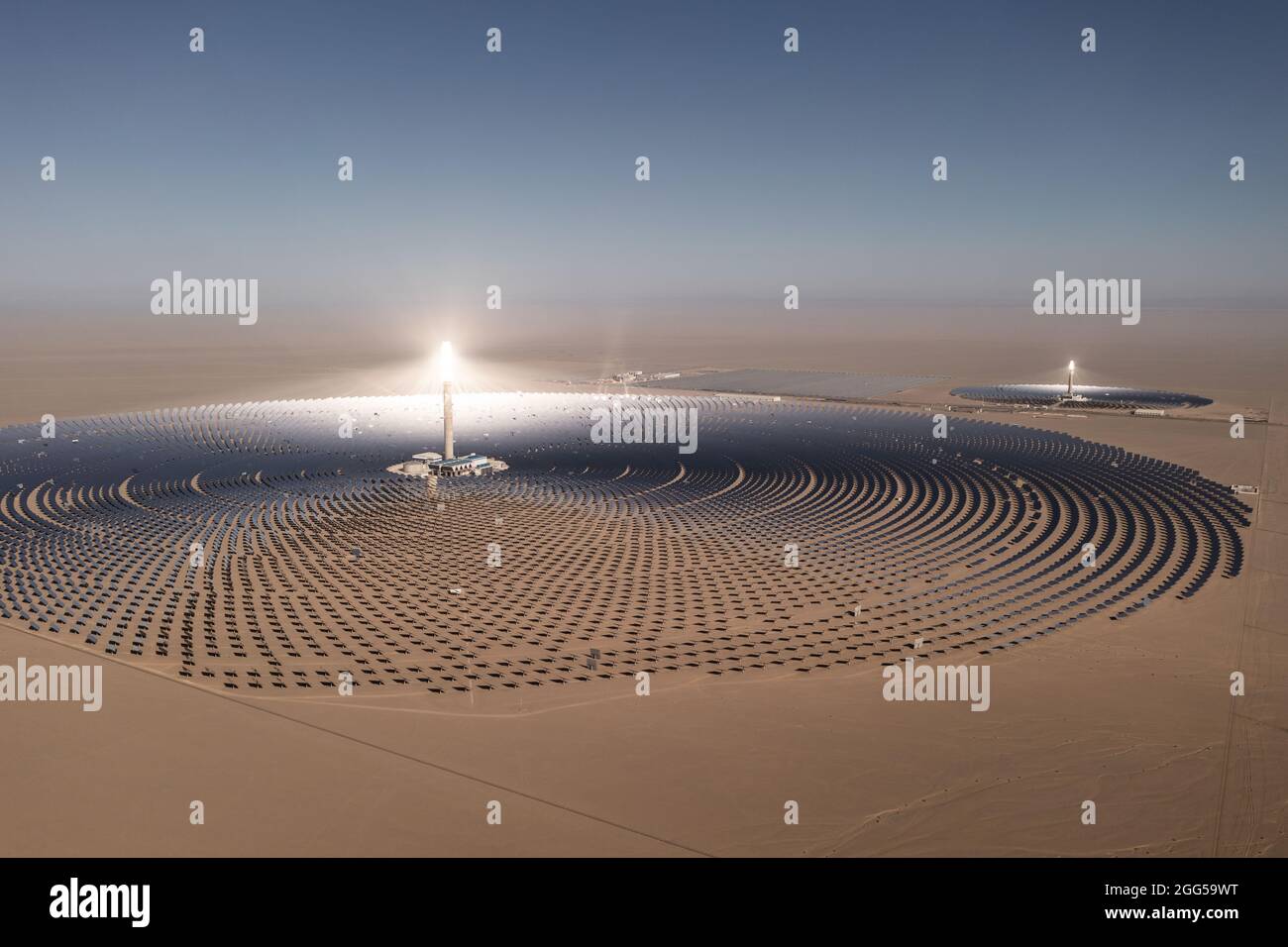 Photovoltaik-Stromerzeugung, solarthermisches Kraftwerk. Gedreht in Dunhuang, China. Stockfoto