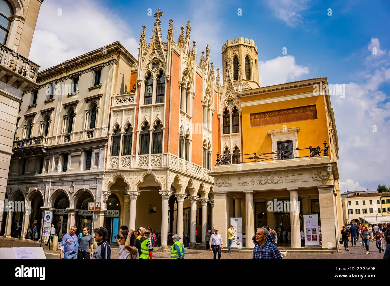 PADUA, ITALIEN - 25. MAI 2019: Blick auf den Palazzo Ezzelino in Padua, Italien. Es ist ein mittelalterlicher Palast, der von Ezzelino III da Romano im 14. Jahrhundert erbaut wurde. Stockfoto