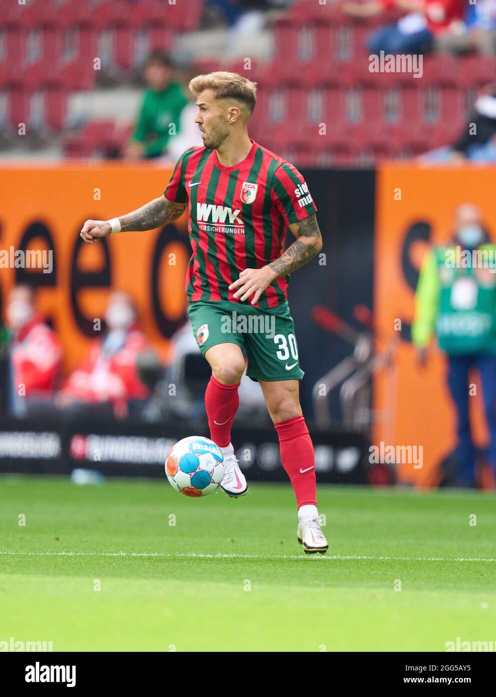 Niklas Dorsch, FCA 30 im Spiel FC AUGSBURG - BAYER 04 LEVERKUSEN 1-4 1.Deutsche Fußballliga am 28. August 2021 in Augsburg, Deutschland Saison 2021/2022, Spieltag 3, 1.Bundesliga, 3.Spieltag. © Peter Schatz / Alamy Live News - die DFL-VORSCHRIFTEN VERBIETEN DIE VERWENDUNG VON FOTOS als BILDSEQUENZEN und/oder QUASI-VIDEO - Stockfoto