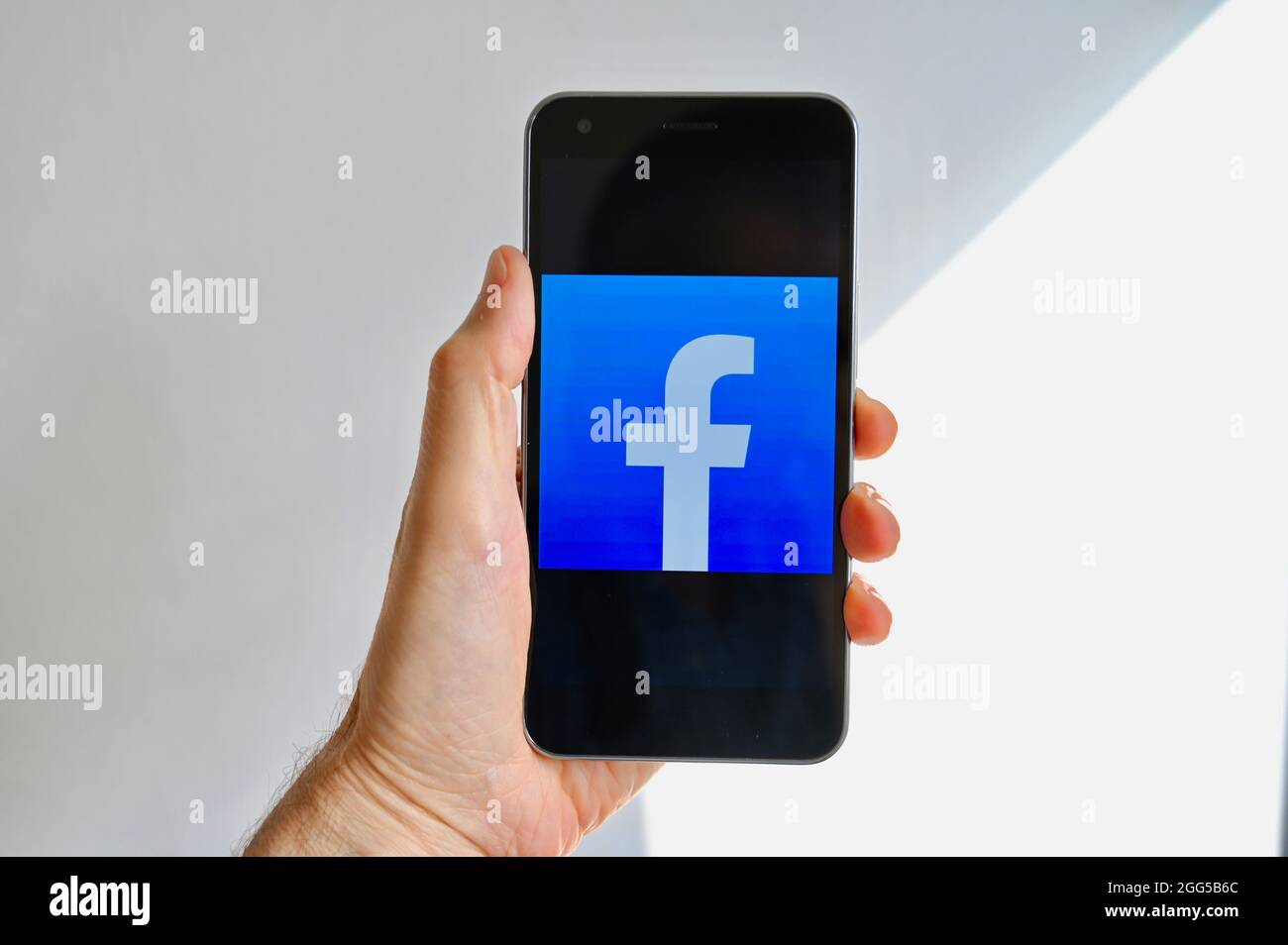 Das Facebook-Logo wird auf dem Handy-Bildschirm angezeigt. Stockfoto