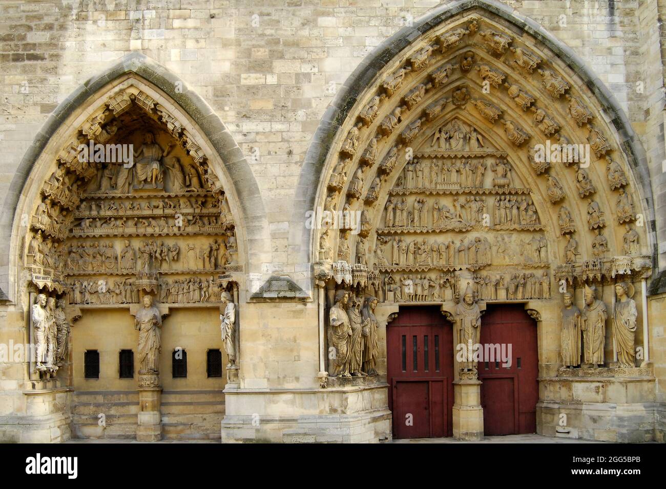 FRANKREICH. MARNE (51) REIMS. DIE KATHEDRALE NOTRE-DAME VON REIMS, DAS MEISTERWERK DER GOTISCHEN KUNST, IN DEM DIE KÖNIGE VON FRANKREICH GEKRÖNT WURDEN, WAR EINES DER ERSTEN MONUM Stockfoto