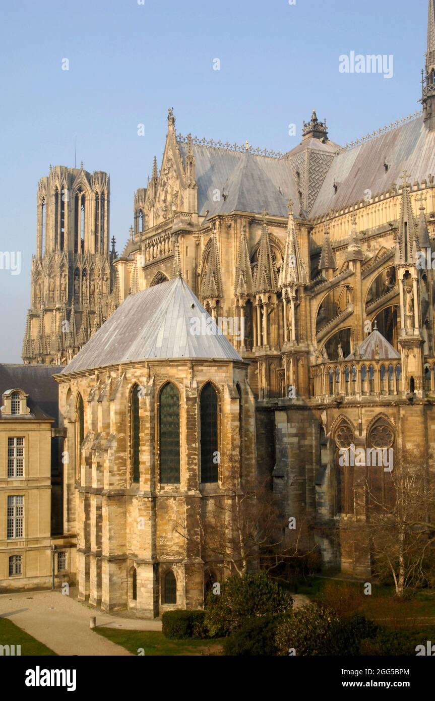 FRANKREICH. MARNE (51) REIMS. DIE KATHEDRALE NOTRE-DAME VON REIMS, DAS MEISTERWERK DER GOTISCHEN KUNST, IN DEM DIE KÖNIGE VON FRANKREICH GEKRÖNT WURDEN, WAR EINES DER ERSTEN MONUM Stockfoto