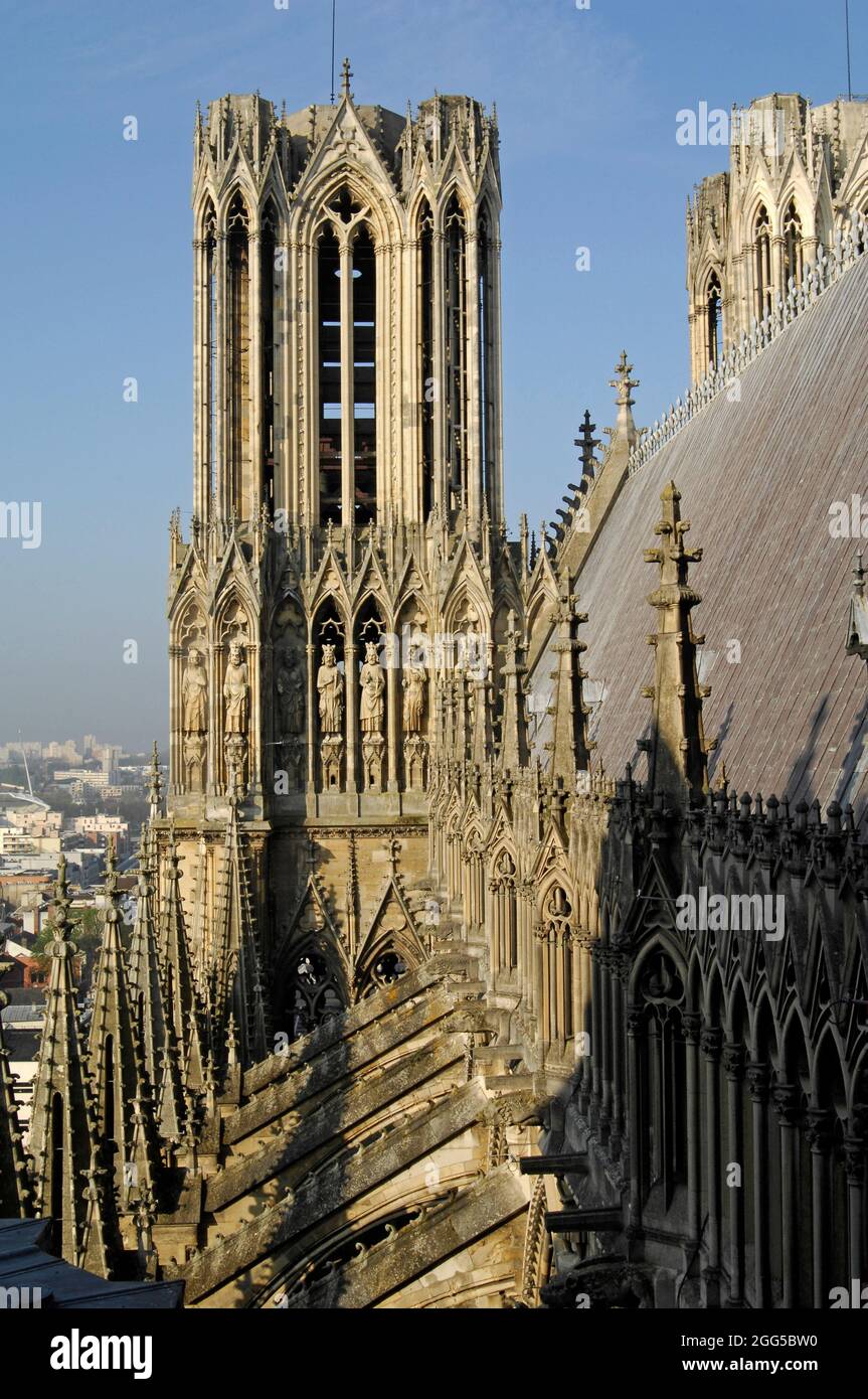 FRANKREICH. MARNE (51) REIMS. DIE KATHEDRALE NOTRE-DAME VON REIMS, DAS MEISTERWERK DER GOTISCHEN KUNST, IN DEM DIE KÖNIGE VON FRANKREICH GEKRÖNT WURDEN, WAR EINES DER ERSTEN MONUM Stockfoto