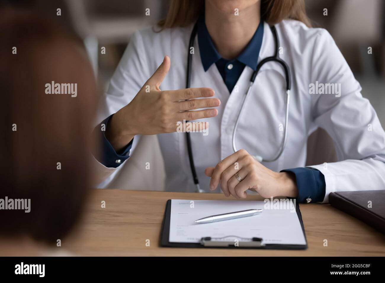 Nahaufnahme einer jungen Ärztin, die die Patientin konsultiert. Stockfoto