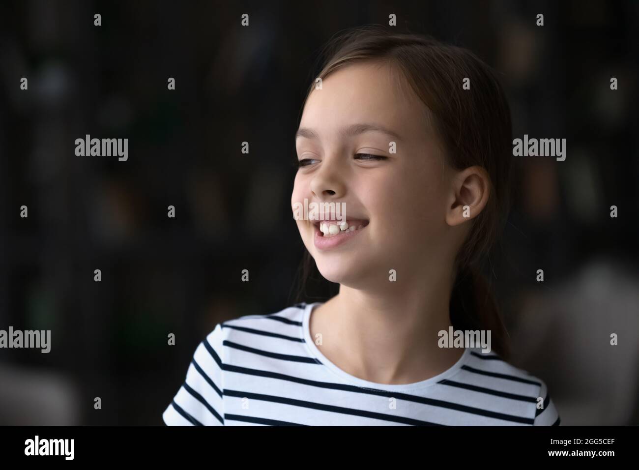 Verträumt glücklich liebenswert kleines Mädchen suchen in der Ferne. Stockfoto