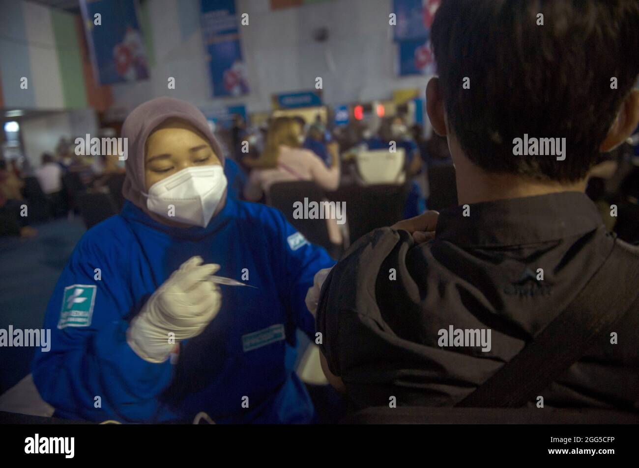 Mitglieder der mobilen Anwendung „Indonesian Health Halodoc“ erhielten am 28. August 2021 die Massenimpfung von Covid-19 durch das Joint Impfzentrum der SOEs auf dem Andromeda-Flugplatz Soewondo, Medan, Indonesien. Durch die digital-basierte Registrierung der Healthy Living Community Movement (Germas). Indonesien führt aggressiv Massenimpfungen für alle Indonesier durch, um die Corona-Virus-Pandemie zu bekämpfen. Foto von Aditya Sutanta/ABACAPRESS.COM Stockfoto